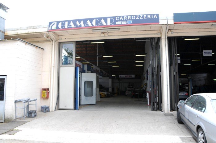 Esterno carrozzeria Giama Car a Pomezia — ingresso officina