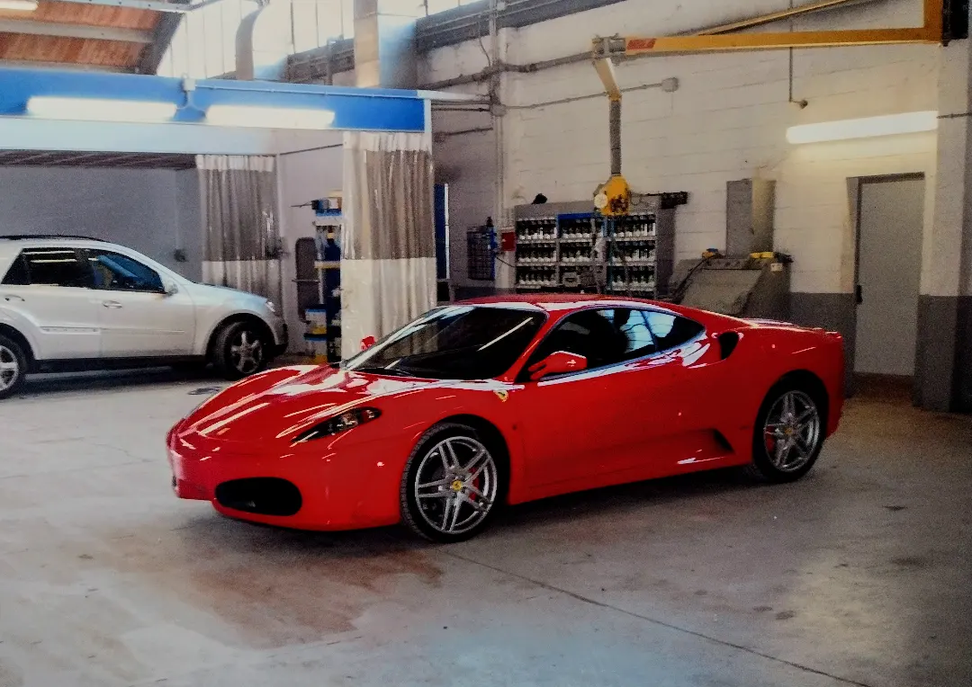 Ferrari F430 rossa in officina