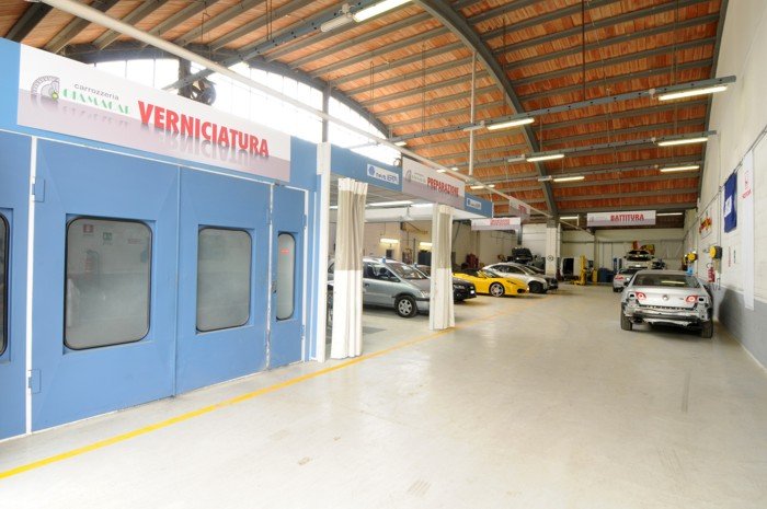 Interno officina Giama Car — cabina verniciatura e area lavoro